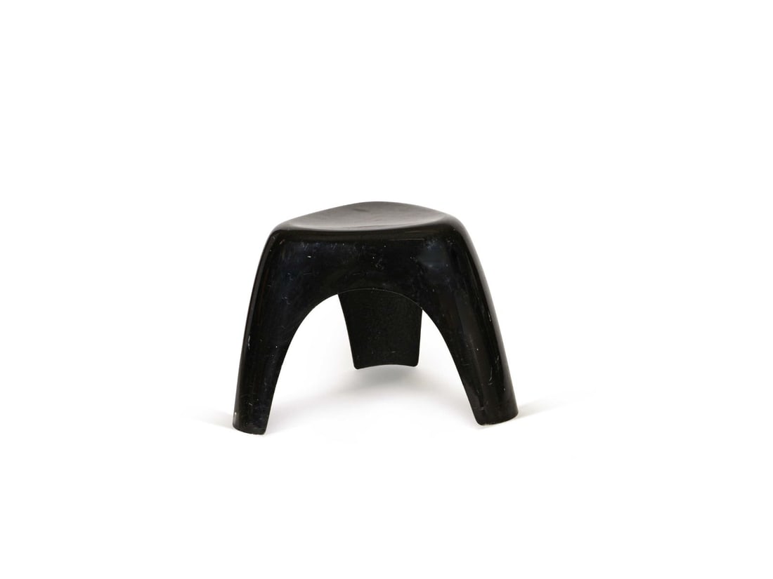 Sori YANAGI (1915-2011): Tabouret empilable modèle Éléphant, à structure en fibre de verre laqué noir formant un piètement tripode.H. : 37 cm. - L. : 52 cm. - P. : 46 cm.