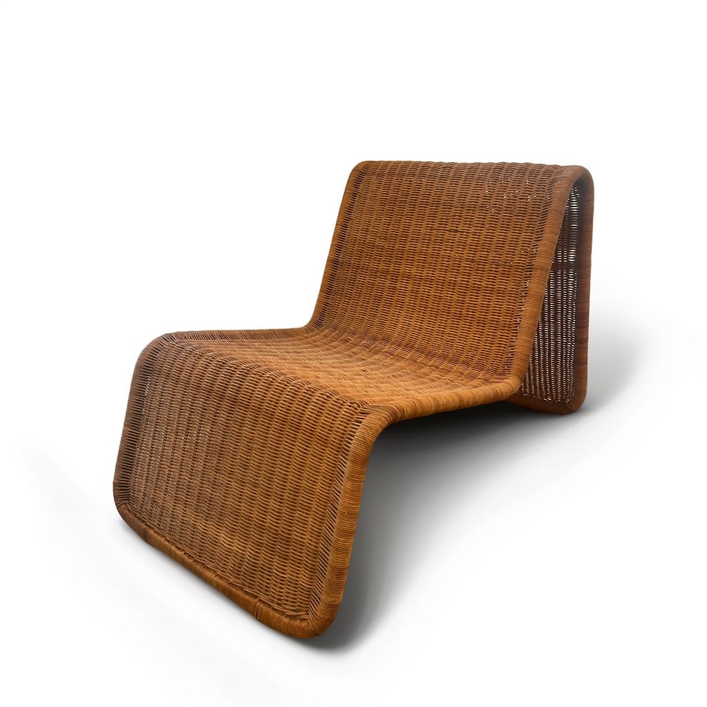 Tito AGNOLI (1931 - 2012): Chauffeuse modèle P3, à structure tubulaire en acier entièrement recouverte de rotin et d’osier tressé.H. : 70 cm. L. : 61 cm. – P. : 114 cm(Usures,