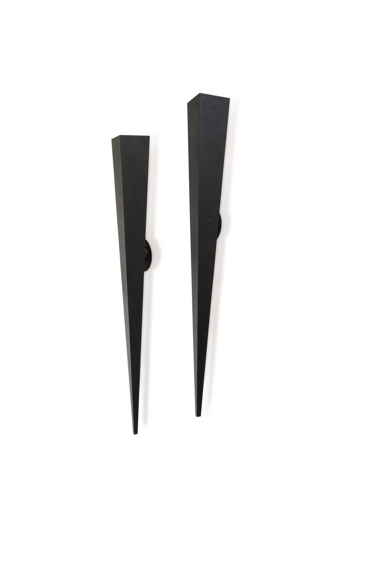 TRAVAIL ITALIEN (XX): Importante paire d’appliques torchères, circa 1990 à structure en métal laqué noir et éclairage halogène.H. : 150 cm. (Usures, frottements)