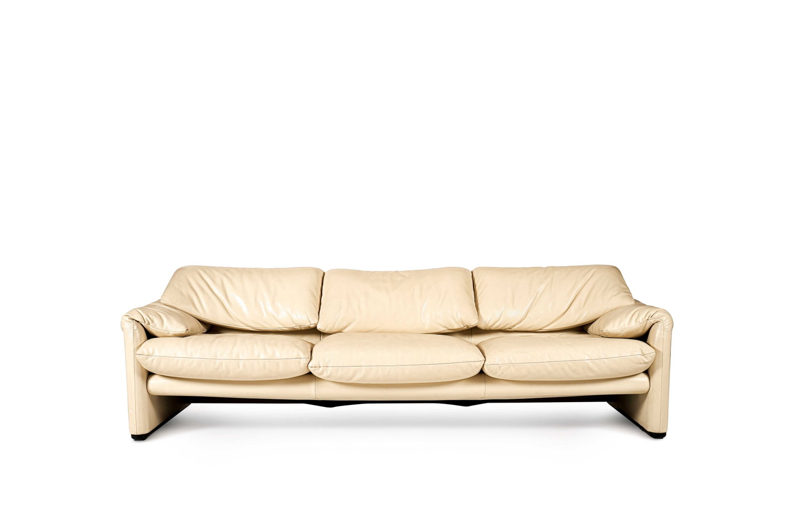 VICO MAGISTRETTI (1920-2006): Canapé trois places modèle Maralunga, circa 1990 à haut dossiers inclinables et assises garnis de mousse et entièrement recouvert de cuir blanc. H. : 74 cm. – L. : 232 cm.