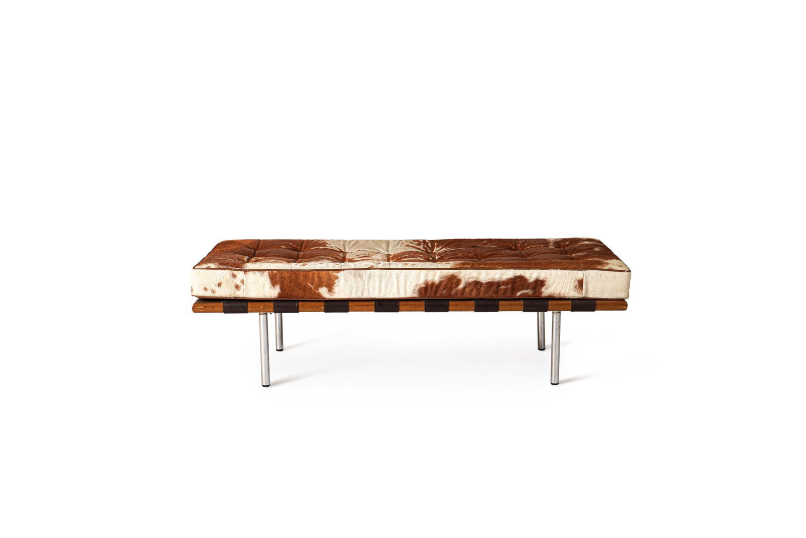 TRAVAIL ITALIEN (XX): Banquette, circa 2000, à coussin d’assise en peau et cuir disposé sur une structure en bois et reposant sur quatre pieds tubulaires en acier.H. : 37 cm. - L. : 127 cm. - P. : 55 cm.(Us