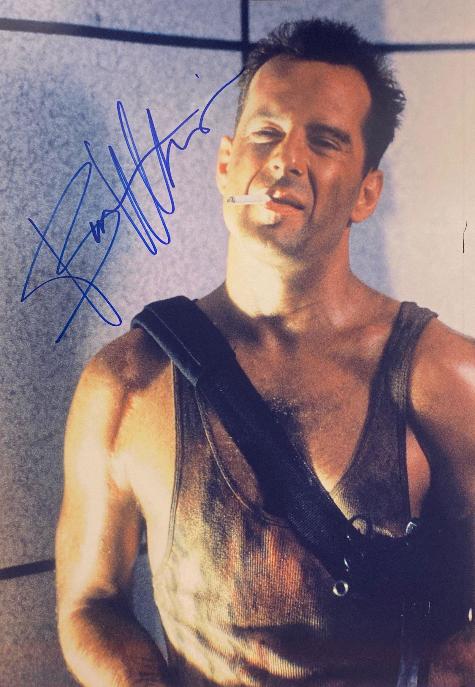 Autograph Signed Die Hard Bruce Willis Photo: Category: Autograph CollectiblesAutograph By: Bruce WillisSize : 8' x 10'Item is in great condition with no damage, unframed and certified.Please review our Terms and Conditions before bidding, all sa
