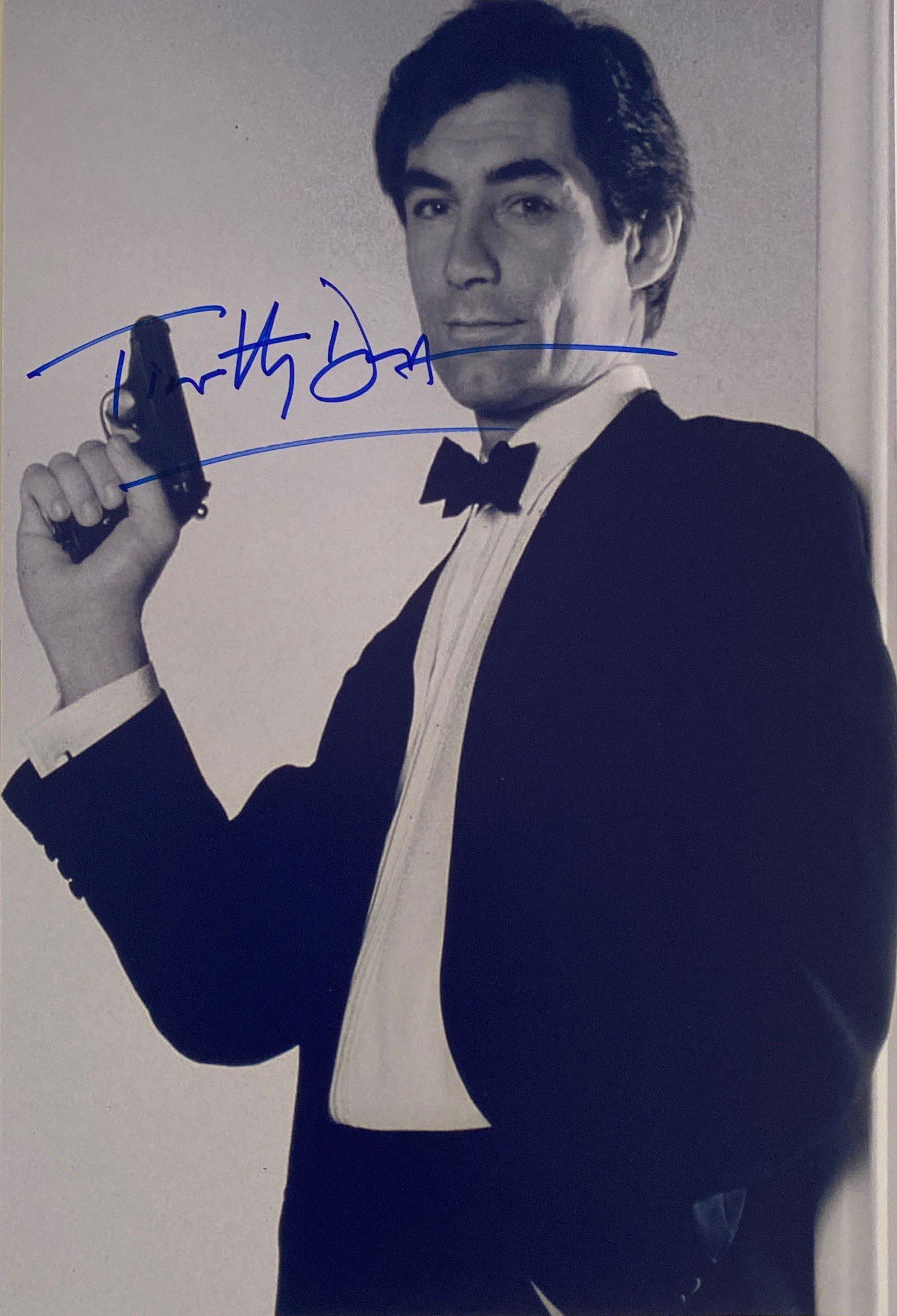 Autograph Signed James Bond 007 Timothy Dalton Photo: Category: Autograph CollectiblesAutograph By: Timothy DaltonSize : 8' x 10'Item is in great condition with no damage, unframed and certified.Please review our Terms and Conditions before bidding, all