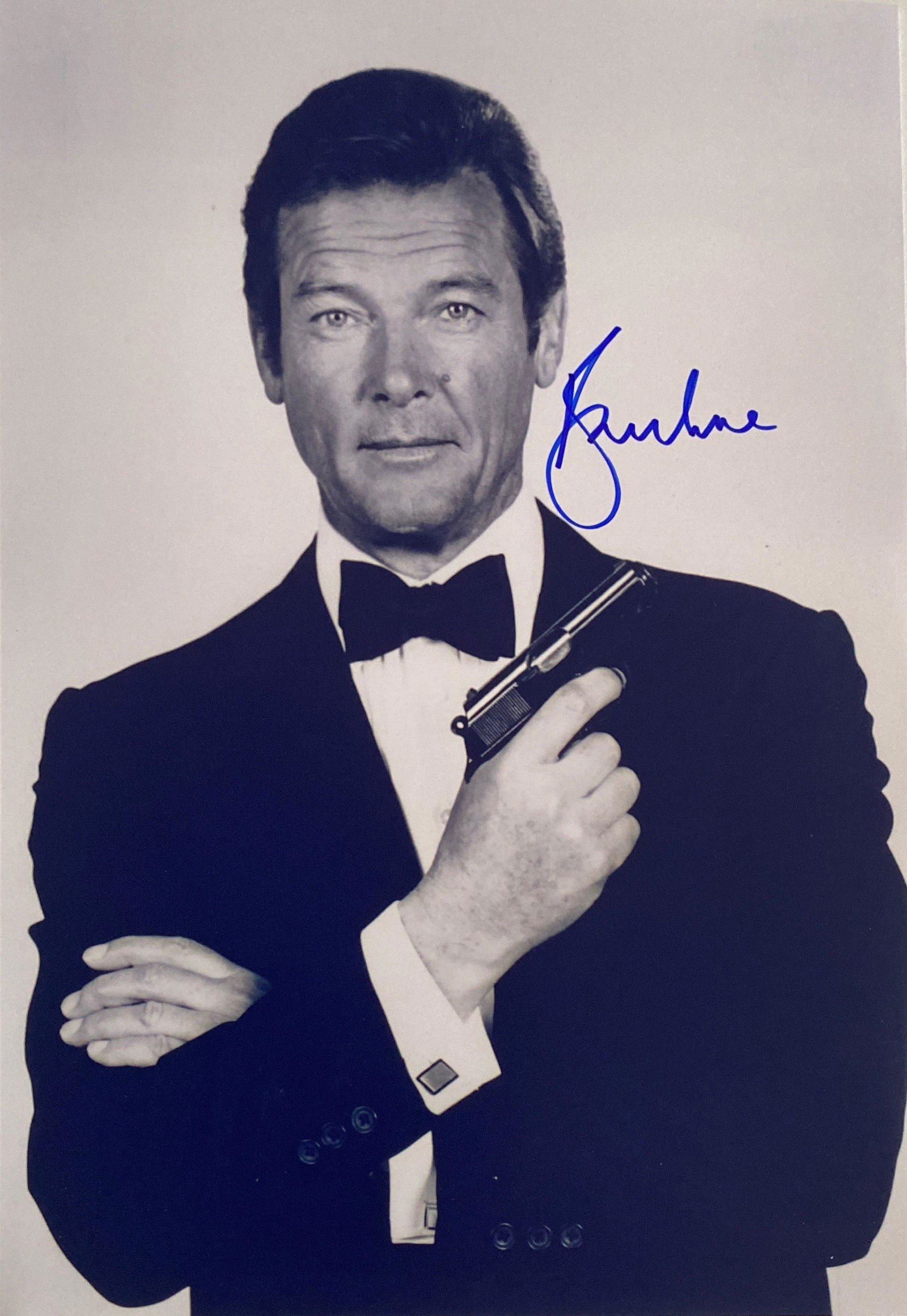 Autograph Signed James Bond 007 Roger Moore Photo (1 of 1)