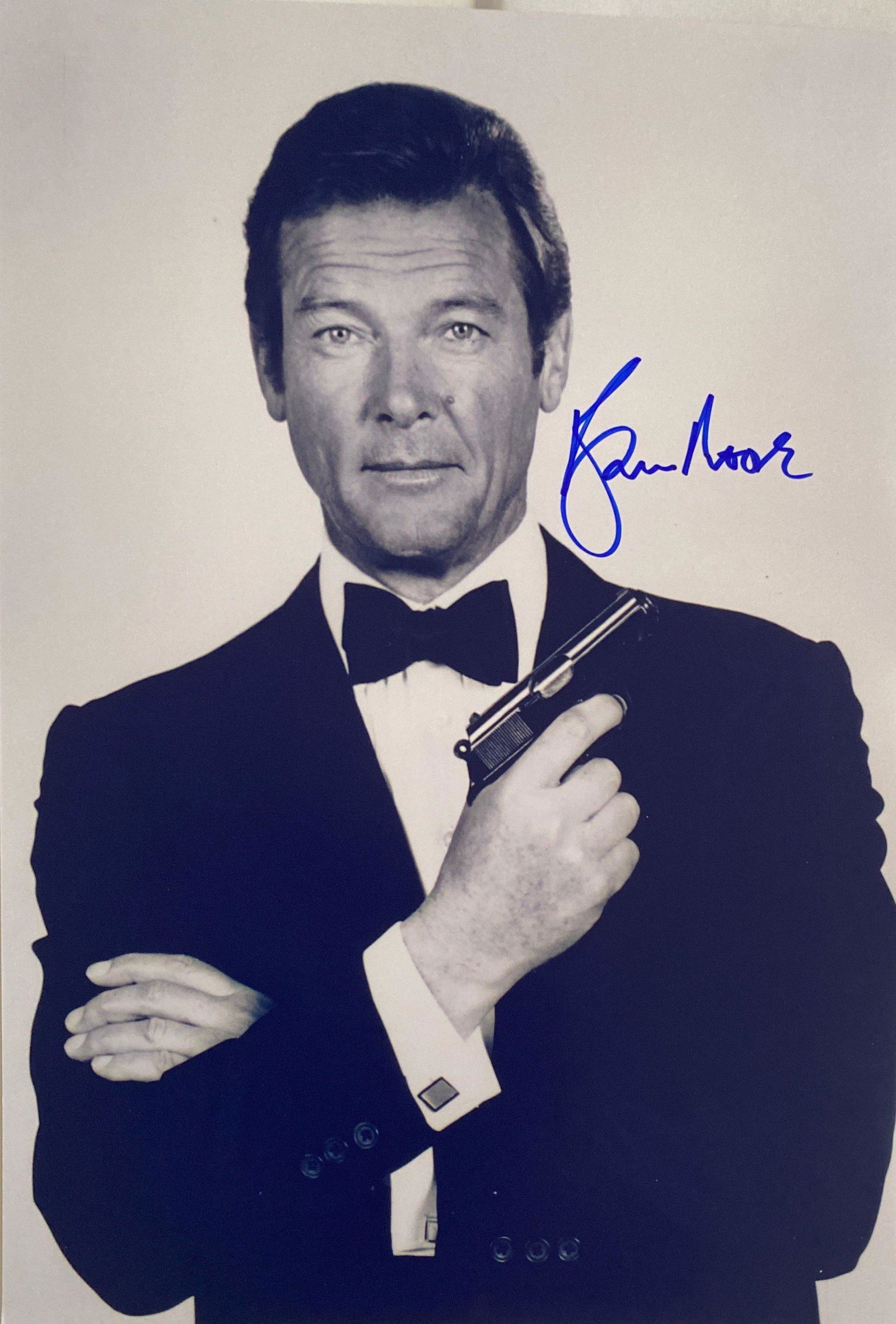 Autograph Signed James Bond 007 Roger Moore Photo (1 of 1)