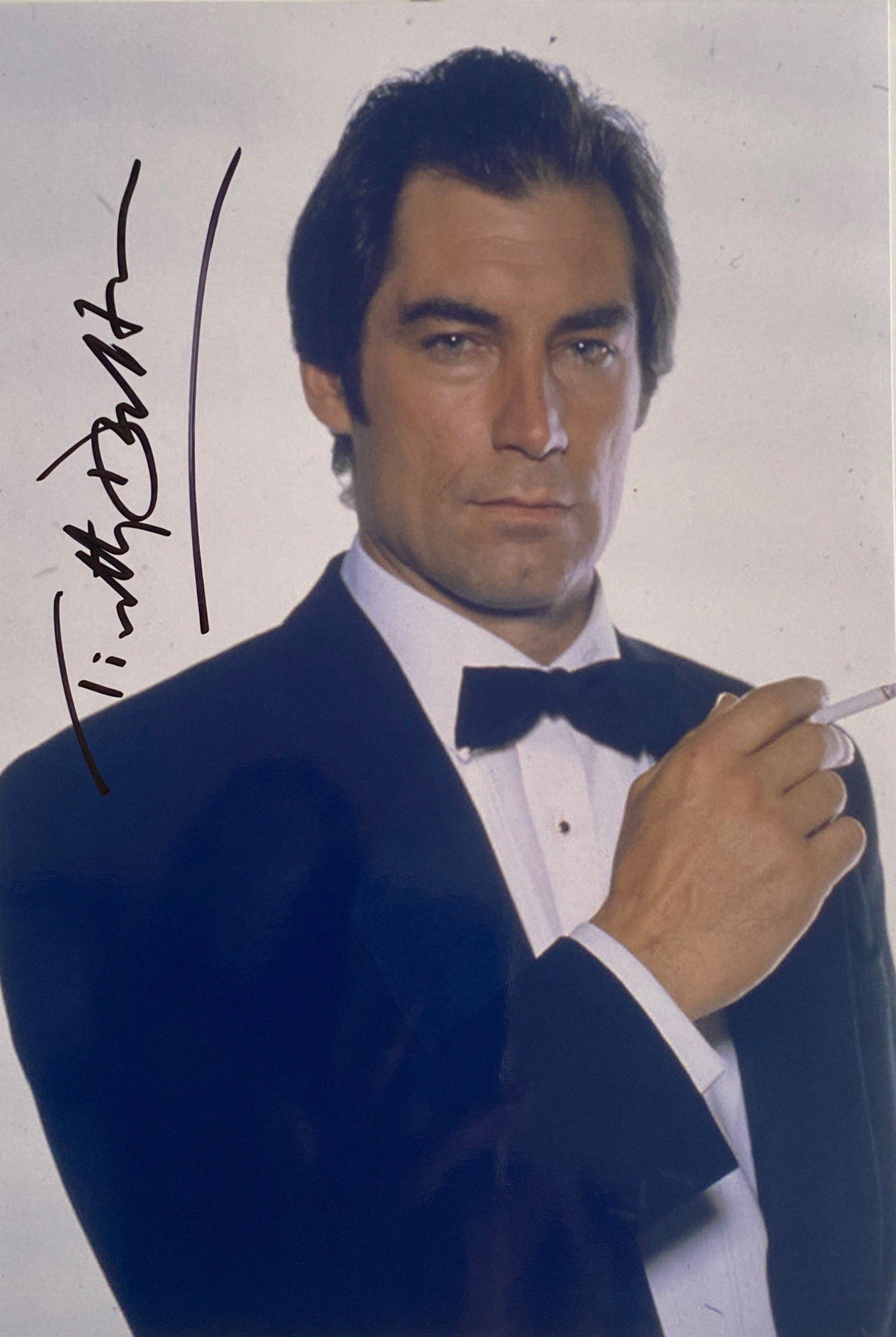 Autograph Signed James Bond 007 Timothy Dalton Photo: Category: Autograph CollectiblesAutograph By: Timothy DaltonSize : 8' x 10'Item is in great condition with no damage, unframed and certified.Please review our Terms and Conditions before bidding, all 