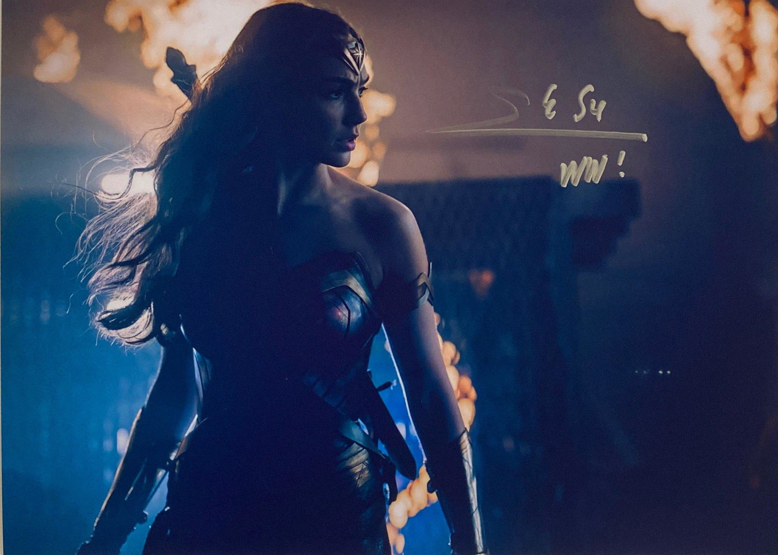 Autograph Signed Woner Woman Gal Gadot Photo: Category: Autograph CollectiblesAutograph By: Gal GadotSize : 8' x 10'Item is in great condition with no damage, unframed and certified.Please review our Terms and Conditions before bidding, all sales