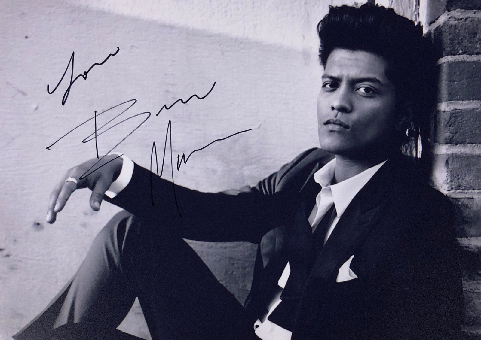 Burno Mars Photo Autograph Signed: Category: Autograph Photo CollectiblesUnframed Vertified and Excellent Condition Please kindly read our Terms and Conditions before bidding.Autographed by:Burno MarsSize : 8" x 10"