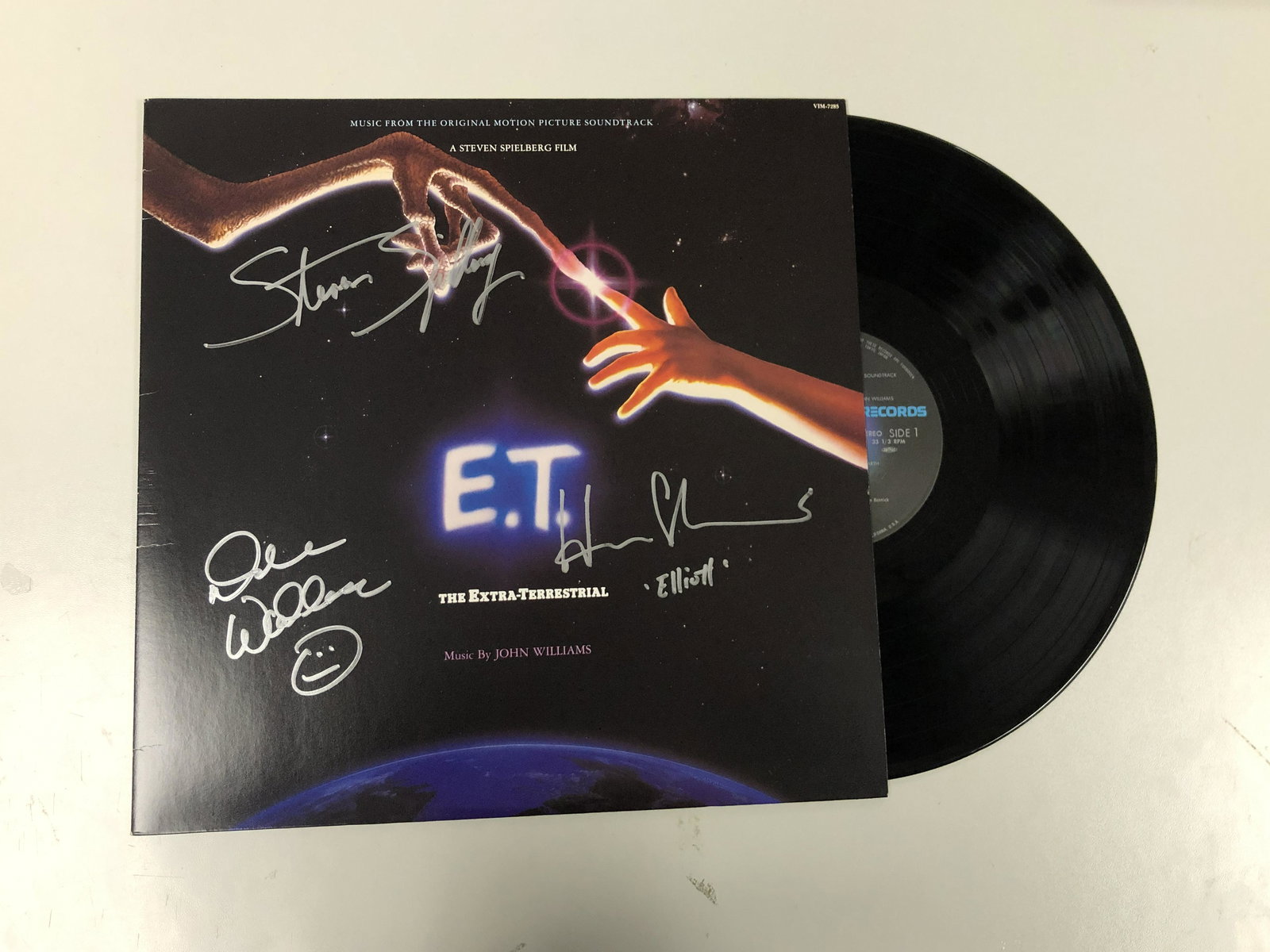 Autograph Signed ET Vinyl: Category: Autograph CollectiblesAutograph Includes: Dee Wallace, Steven Spielberg, Henry ThomasItem is in great condition with no damage, unframedItem is being vertified. Please review our Terms and C