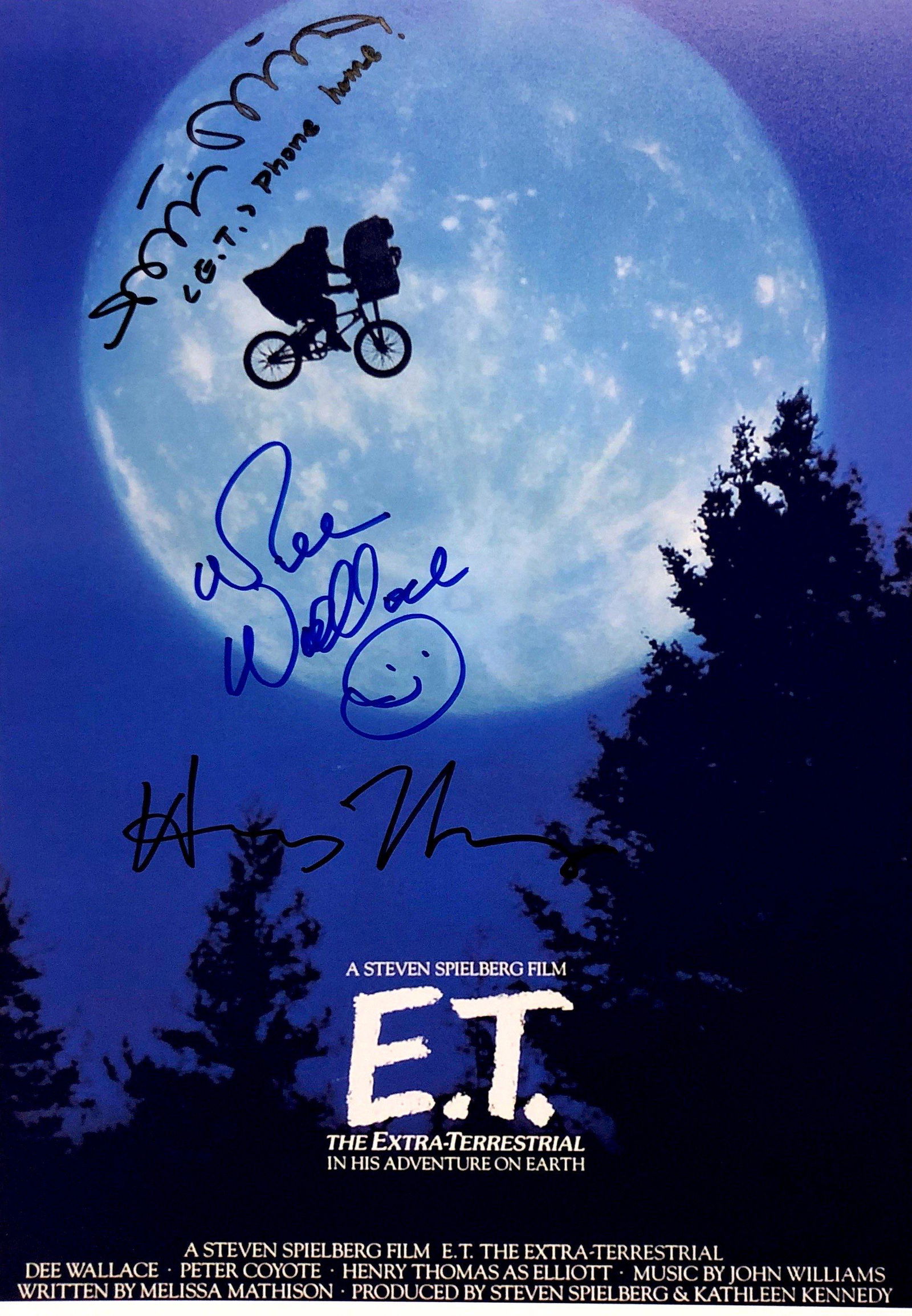 Dee Wallace Henry Thomas Autograph Signed ET Photo: Category: Autograph Photo CollectiblesSize: Width 8 inches x Height 10 inchesAutograph Includes: Matthew de Merritt, Dee Wallace, Henry ThomasUnframed Vertified and Excellent Condition Please kindly r