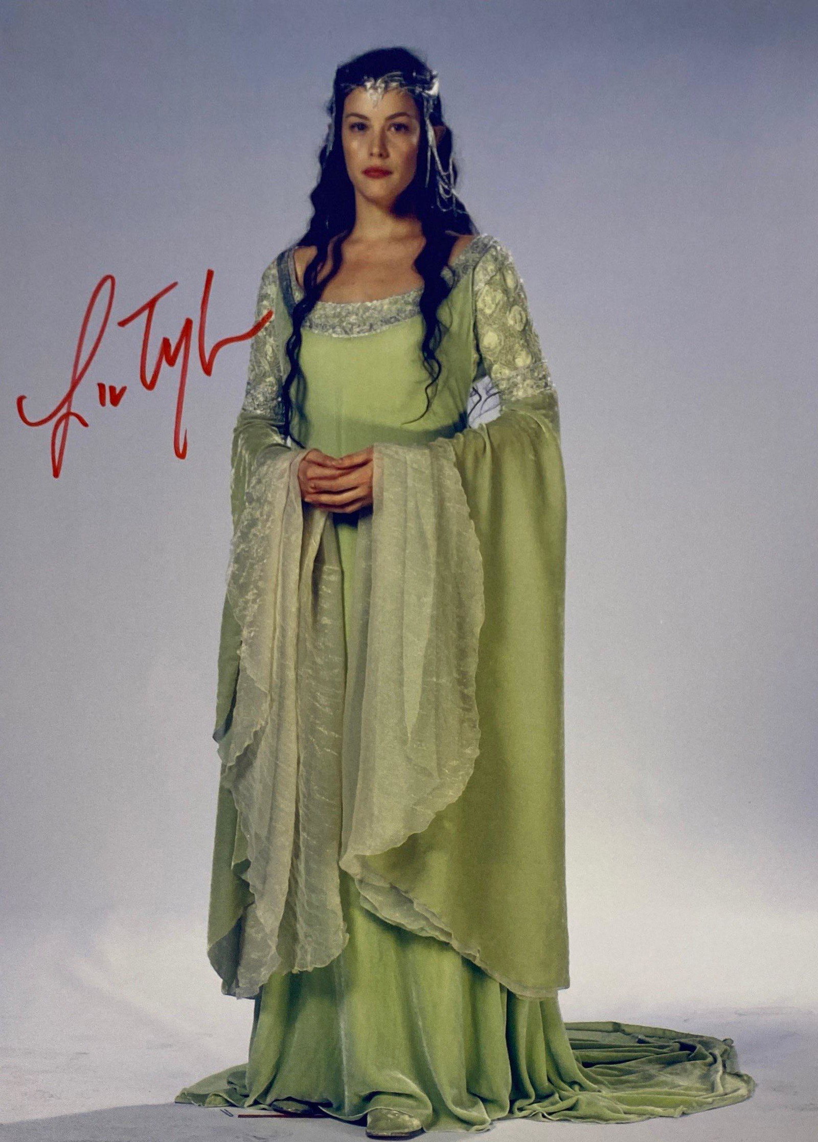 Autograph Signed Lord of the Ring Liv Tyler Photo: Category: Autograph CollectiblesAutograph By: Liv TylerSize : 8" x 10"Item is in great condition with no damage, unframed and certified.Please kindly read our Terms and Conditions before bidding.