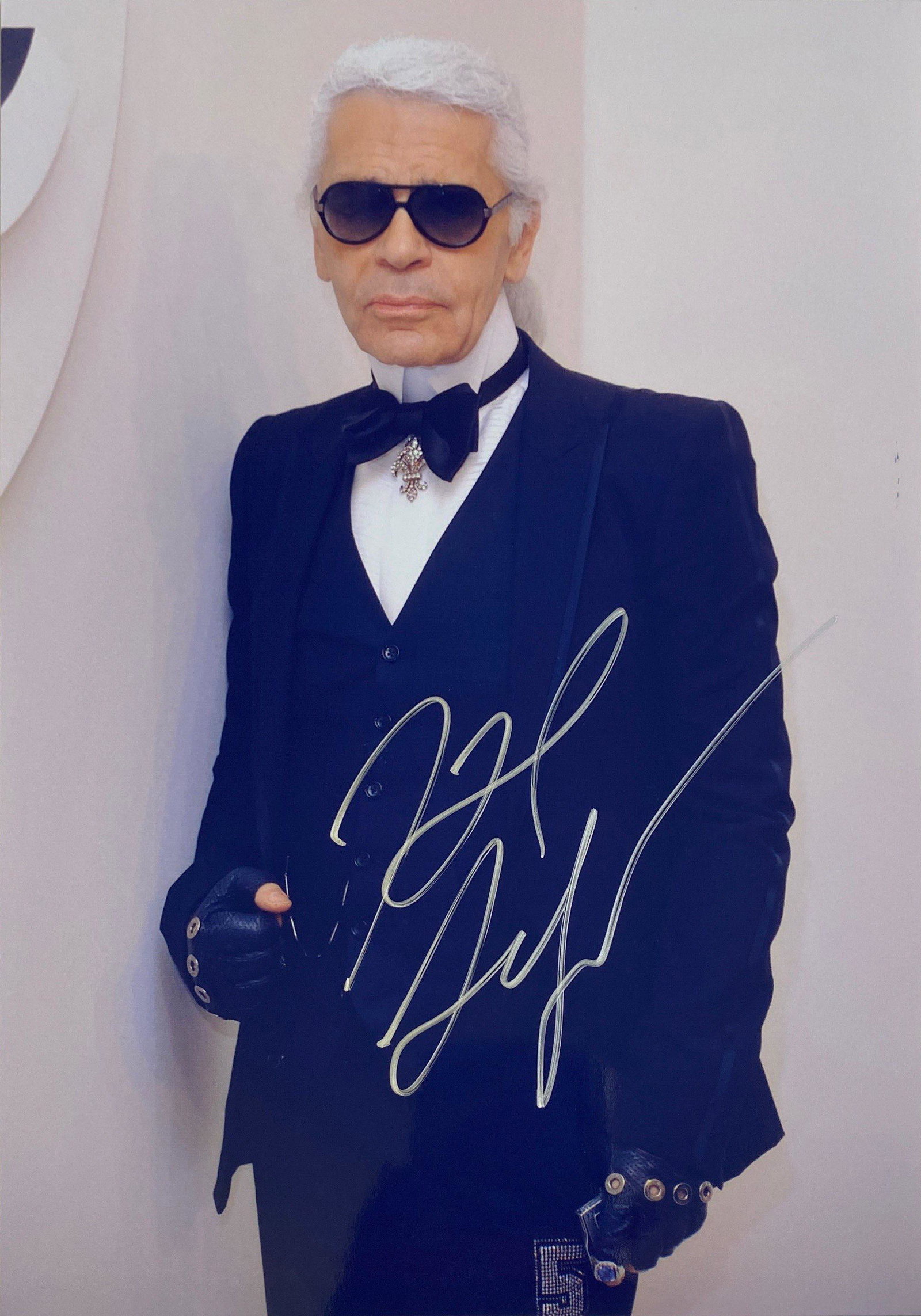 Autograph Signed Karl Lagerfeld Photo: Category: Autograph CollectiblesAutograph By: Karl LagerfeldSize : 8" x 10"Item is in great condition with no damage, unframed and certified.Please kindly read our Terms and Conditions before bidding.