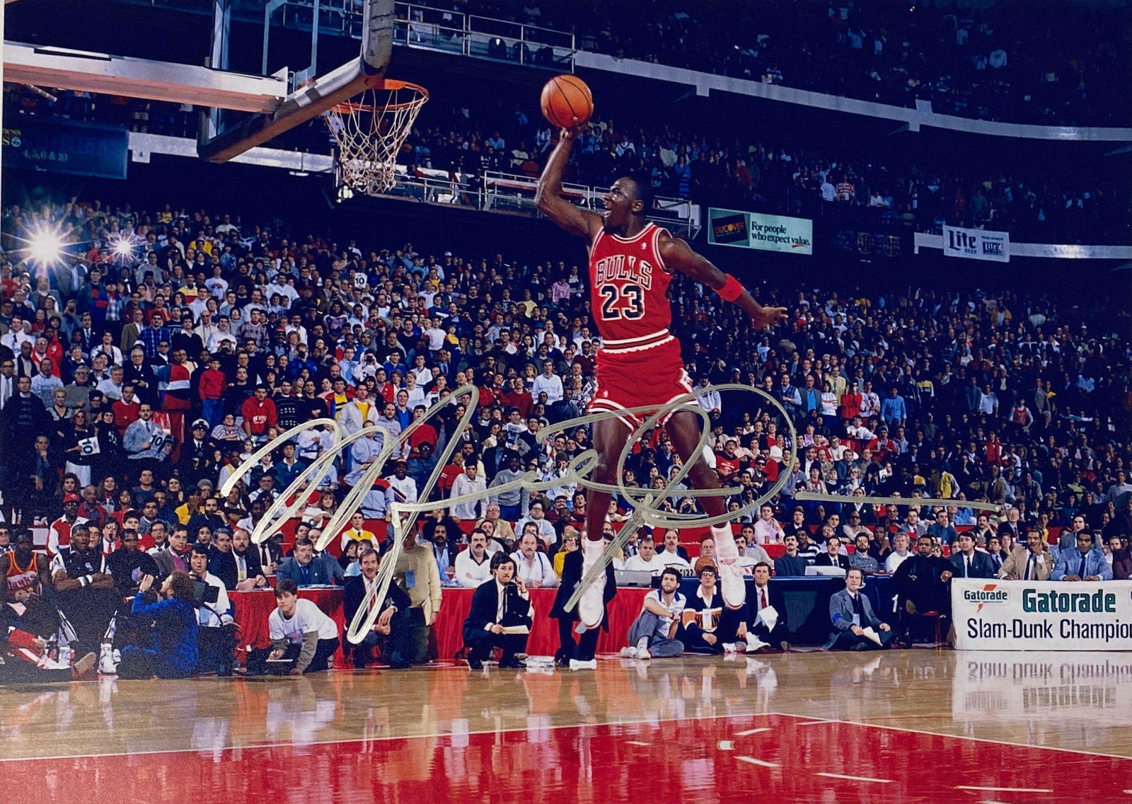 Autograph Signed Michael Jordan Photo (1 of 1)