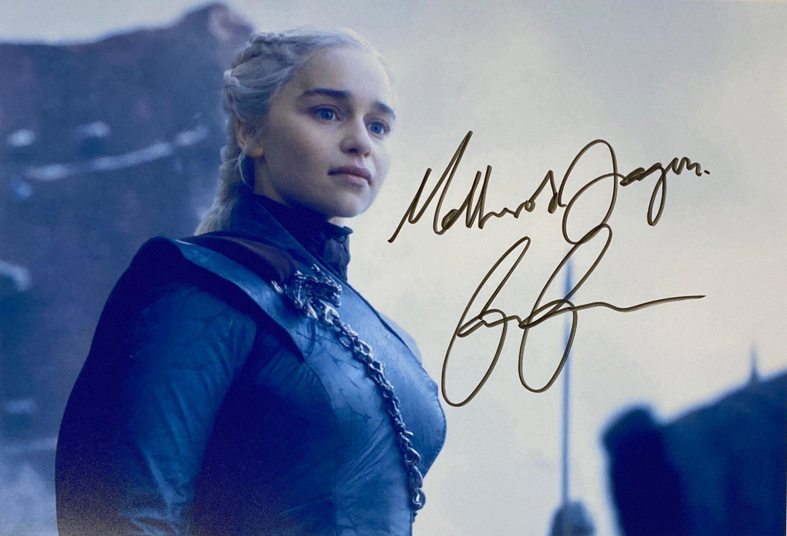 Autograph Signed Emilia Clarke Photo: Category: Autograph CollectiblesAutographed by:Emilia ClarkeSize : 8" x 10"Item is in great condition with no damage, unframed and certified.Please kindly read our Terms and Conditions before bidding.