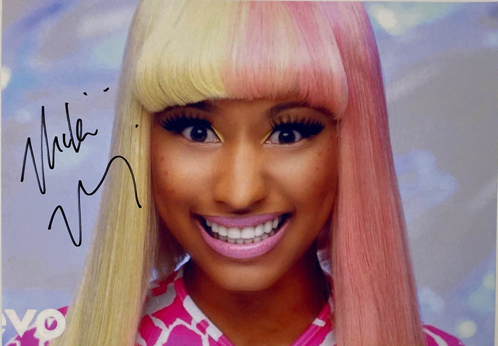 Autograph Signed Nicki Minaj Photo: Category: Autograph CollectiblesAutographed by:Machine Nicki MinajSize : 8" x 10"Item is in great condition with no damage, unframed and certified.Please kindly read our Terms and Conditions before bi
