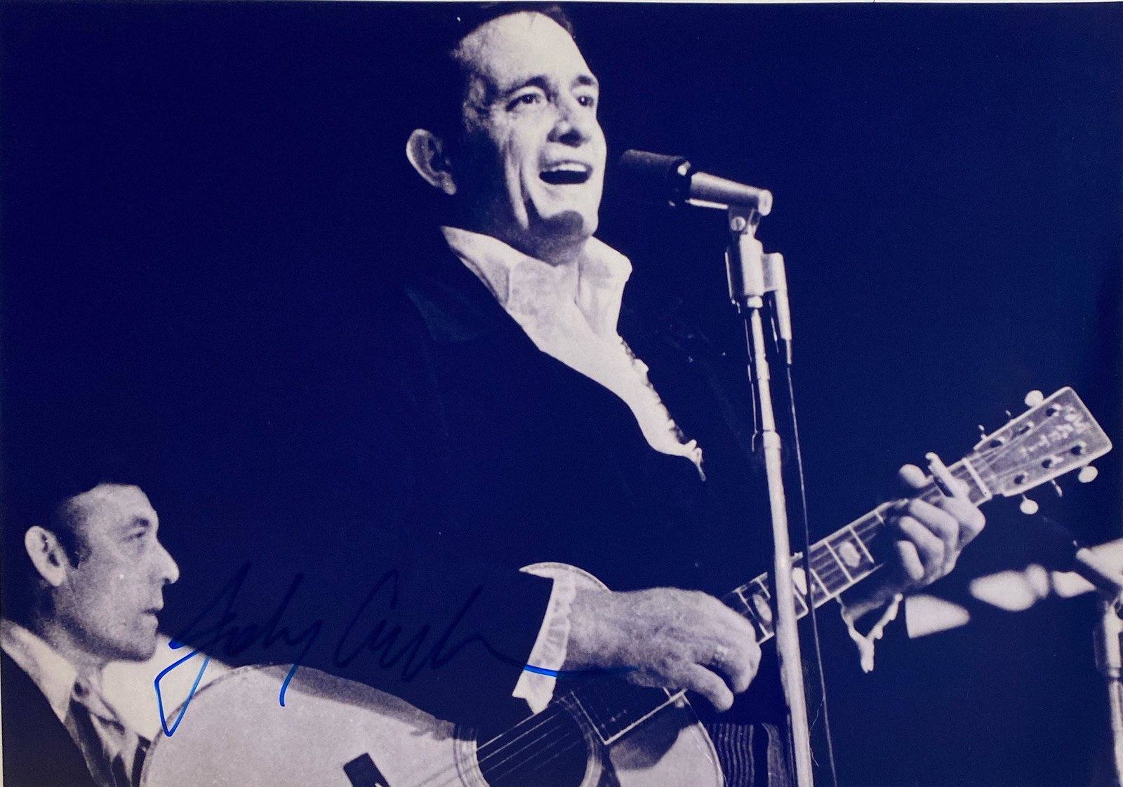 Autograph Signed Johnny Cash Photo: Category: Autograph CollectiblesAutographed by:Johnny CashSize : 8" x 10"Item is in great condition with no damage, unframed and certified.Please kindly read our Terms and Conditions before bidding.