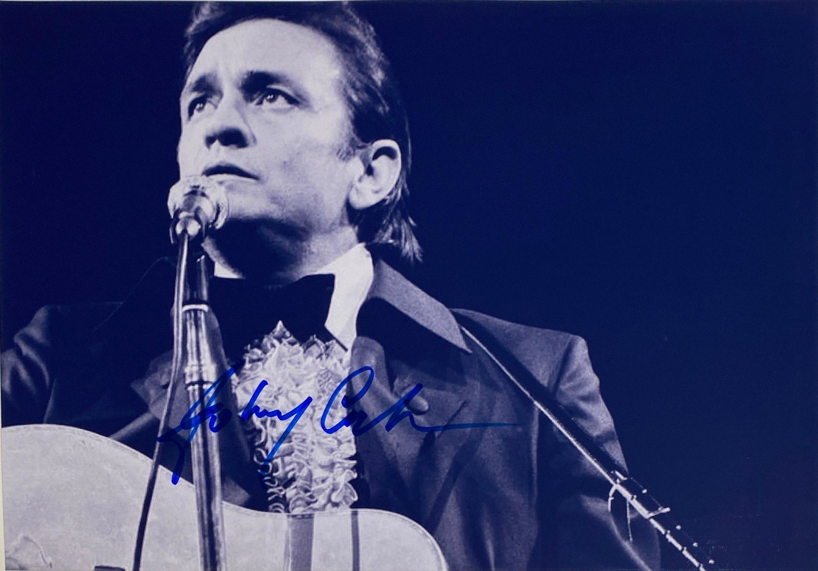 Autograph Signed Johnny Cash Photo: Category: Autograph CollectiblesAutographed by:Johnny CashSize : 8" x 10"Item is in great condition with no damage, unframed and certified.Please kindly read our Terms and Conditions before bidding.