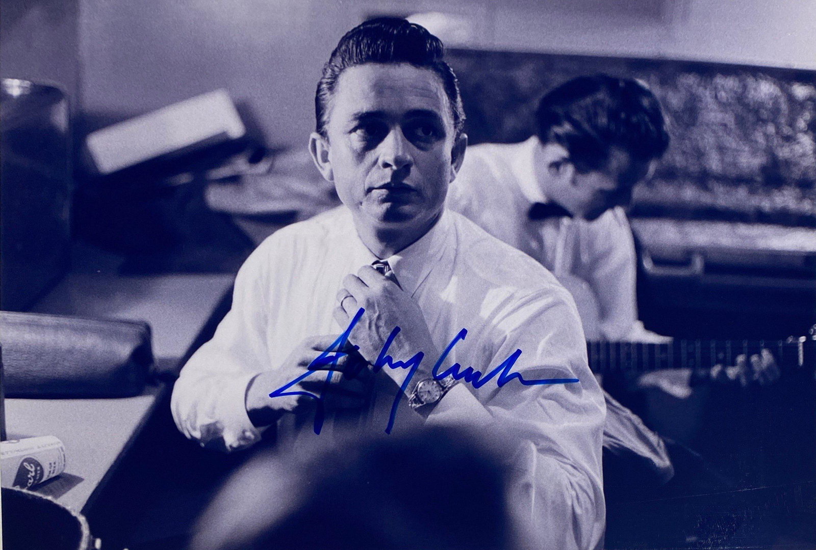 Autograph Signed Johnny Cash Photo: Category: Autograph CollectiblesAutographed by:Johnny CashSize : 8" x 10"Item is in great condition with no damage, unframed and certified.Please kindly read our Terms and Conditions before bidding.