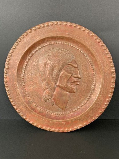 Antique copper plate high relief Apache Indian ornament: Beautiful antique copper plaque, high relief Apache Indian and border ornaments, the back has a wall hanger.A very nice decoration for a work room, office or as a gift.Approximate sizes in inches.Widt
