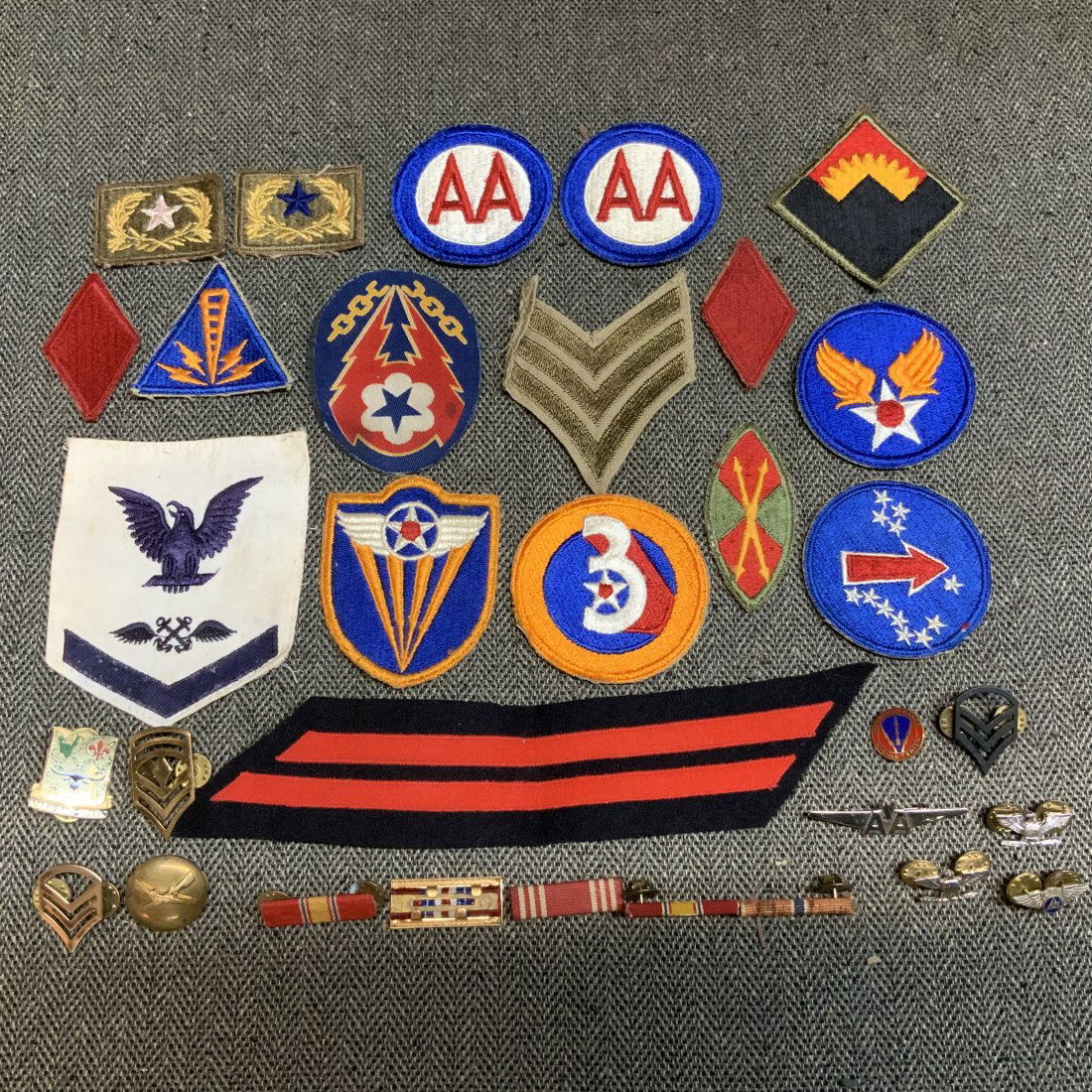 Lot Of Assorted Vintage Military Patches And Pins (1 of 6)