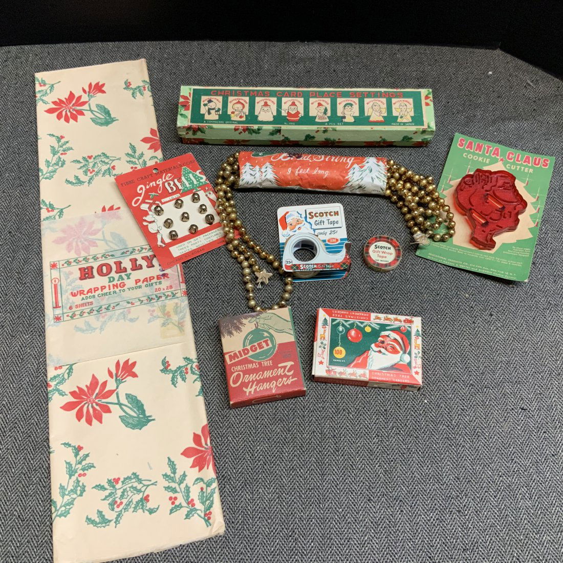 Vintage Christmas Gift Wrapping And Decorating Lot (1 of 7)