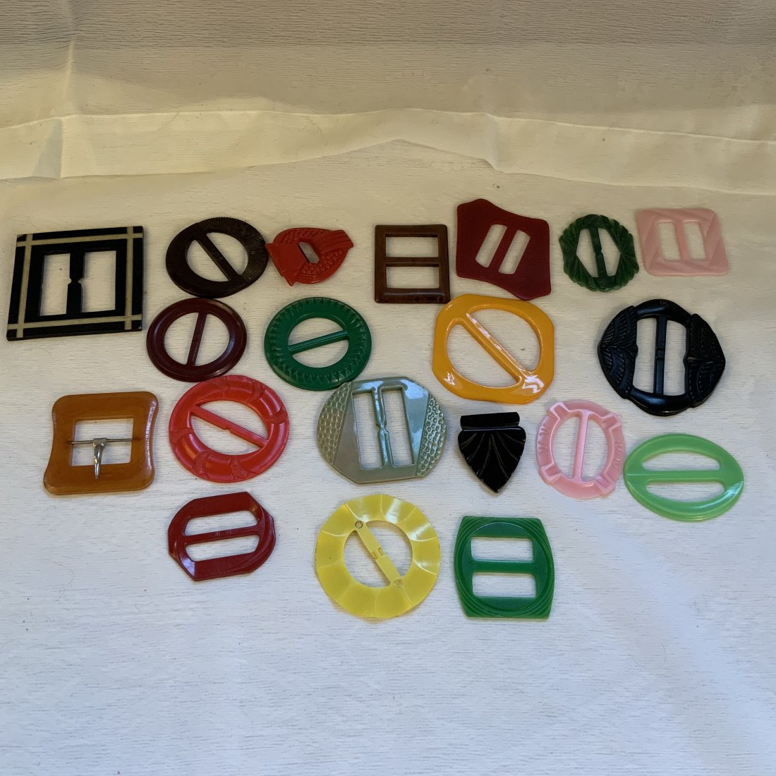 20 Vintage Bakelite And Various Material Belt Buckles: This is a 20 piece lot of vintage belt buckles. Some are made of Bakelite others of various other materials. All are in good condition