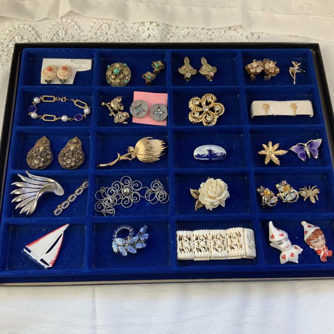 Big Lot Of Vintage Costume Jewelry: This is a lot of beautiful costume jewelry. Some items are marked. You will find brooches, earrings, ear clip and brooch set, shoe clips etc. Please refer to the photos. All in very good wearable cond