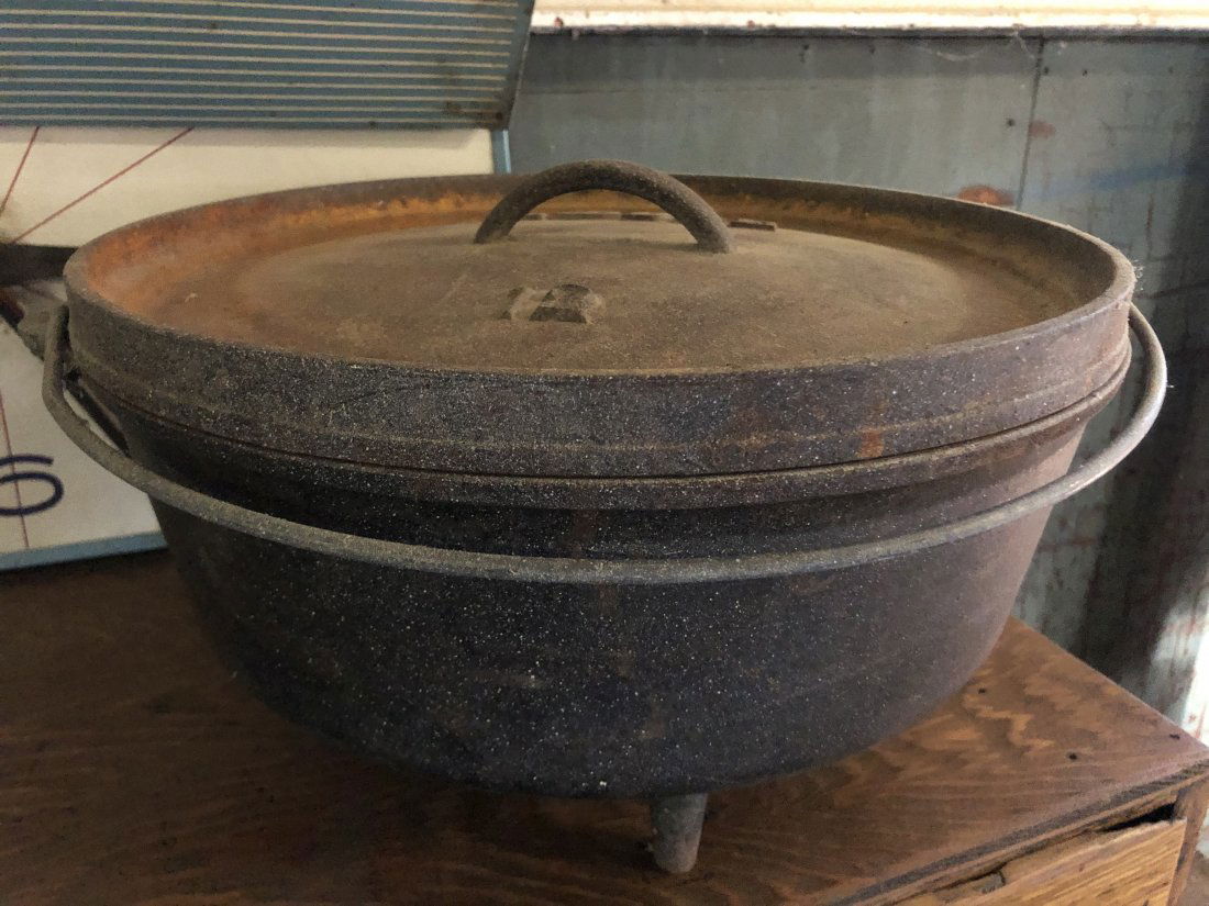 Lodge Cast Iron Covered Cook Pot (1 of 2)