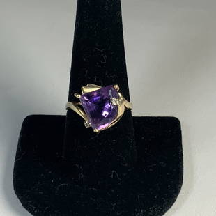 VINTAGE 14k GOLD AND AMETHYST RING: Elegant vintage 14k gold ring with uniquely shaped amethyst. Size 8.5