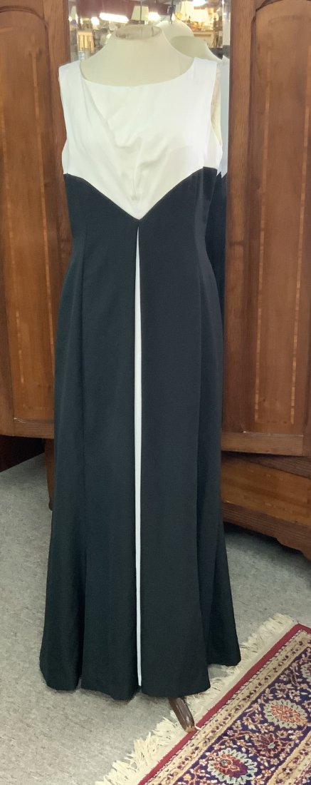 VINTAGE 1970s BLACK & WHITE CREPE GOWN (1 of 7)
