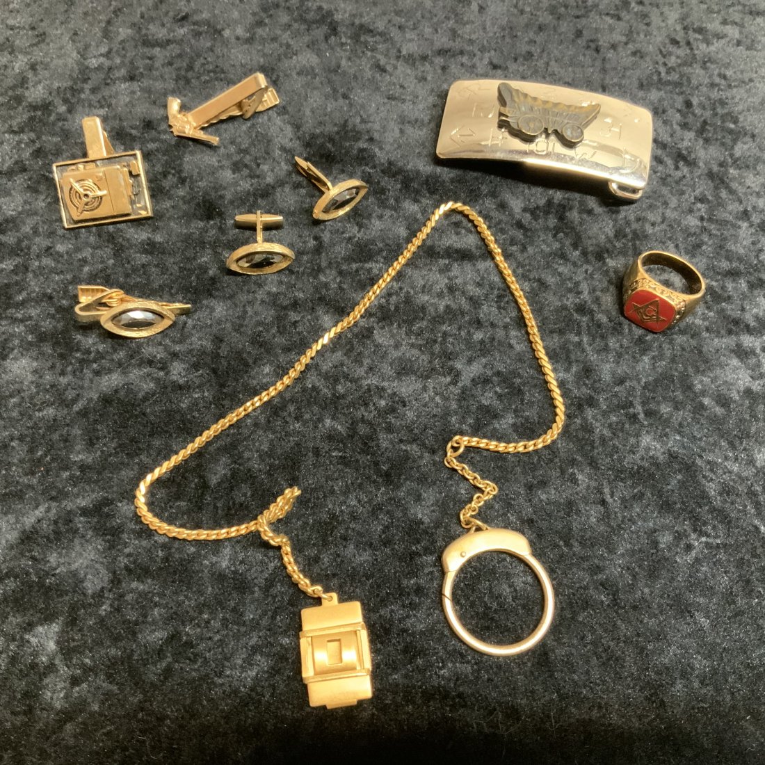 VINTAGE MENS JEWERY LOT: Vintage lot of 2 tie clips, cuff links and tie clip set, SWANK watch chain, CHAMBERS belt buckle and gold tone Masonic ring. Please refer to photos.