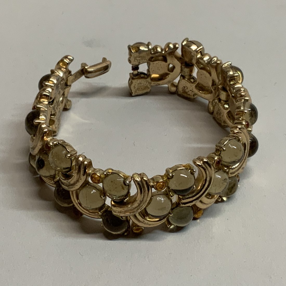 VINTAGE TRIFARI GOLD TONE BRACELET.: Vintage Trifari gold tone bracelet. 7 inches, in very good used condition, see photos