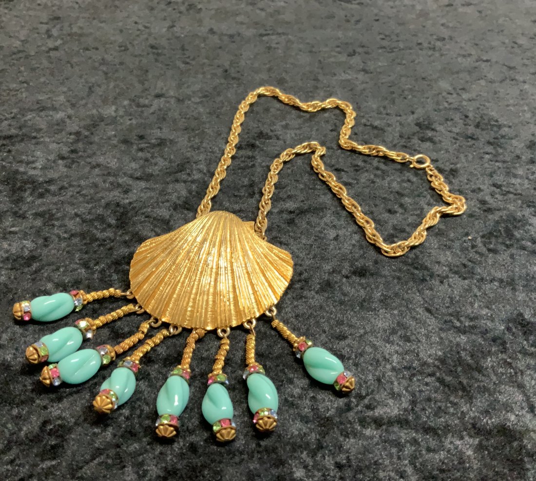 VINTAGE GOLD TONE SHELL STATEMENT NECKLACE (1 of 3)