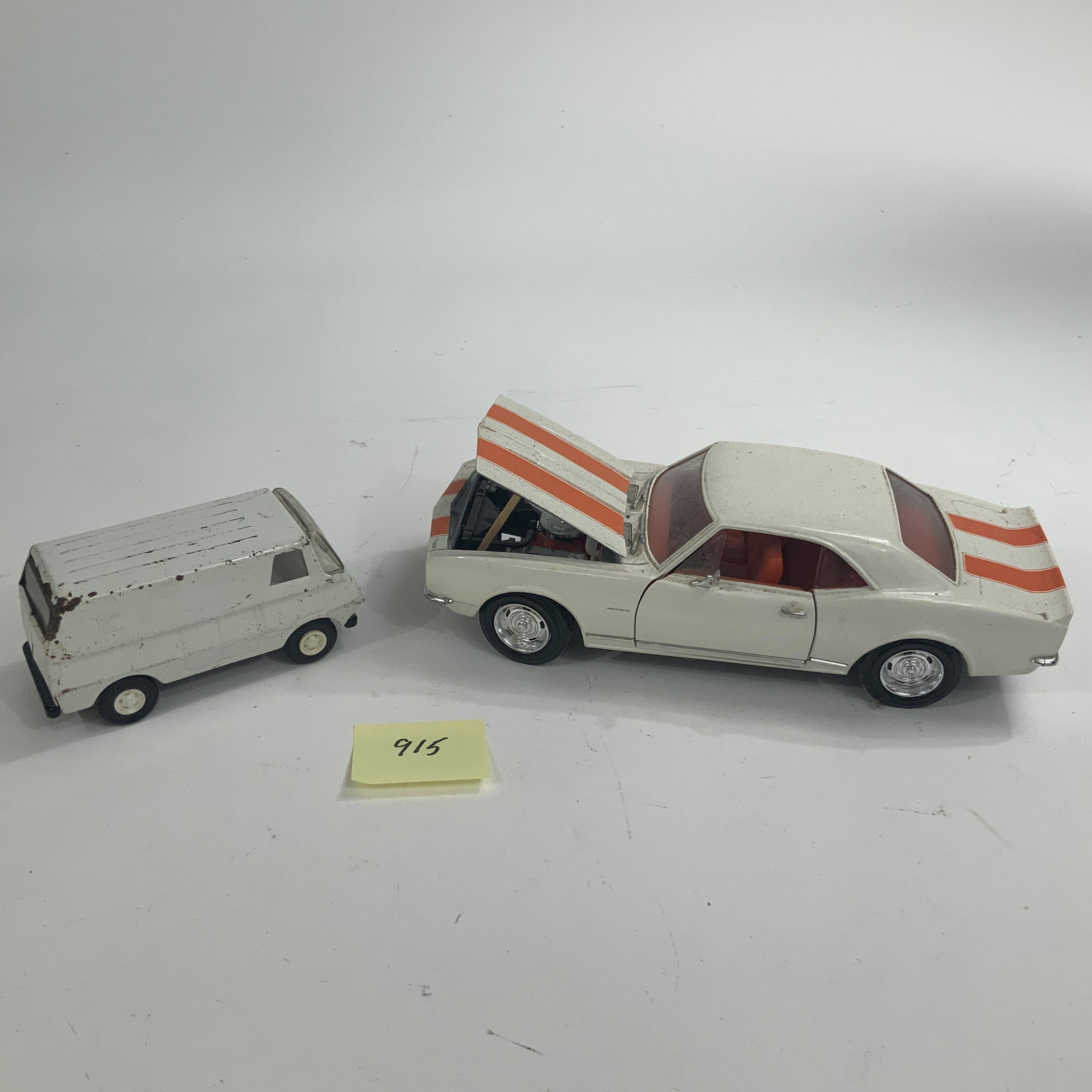 Lot of 2 model cars (1 of 2)