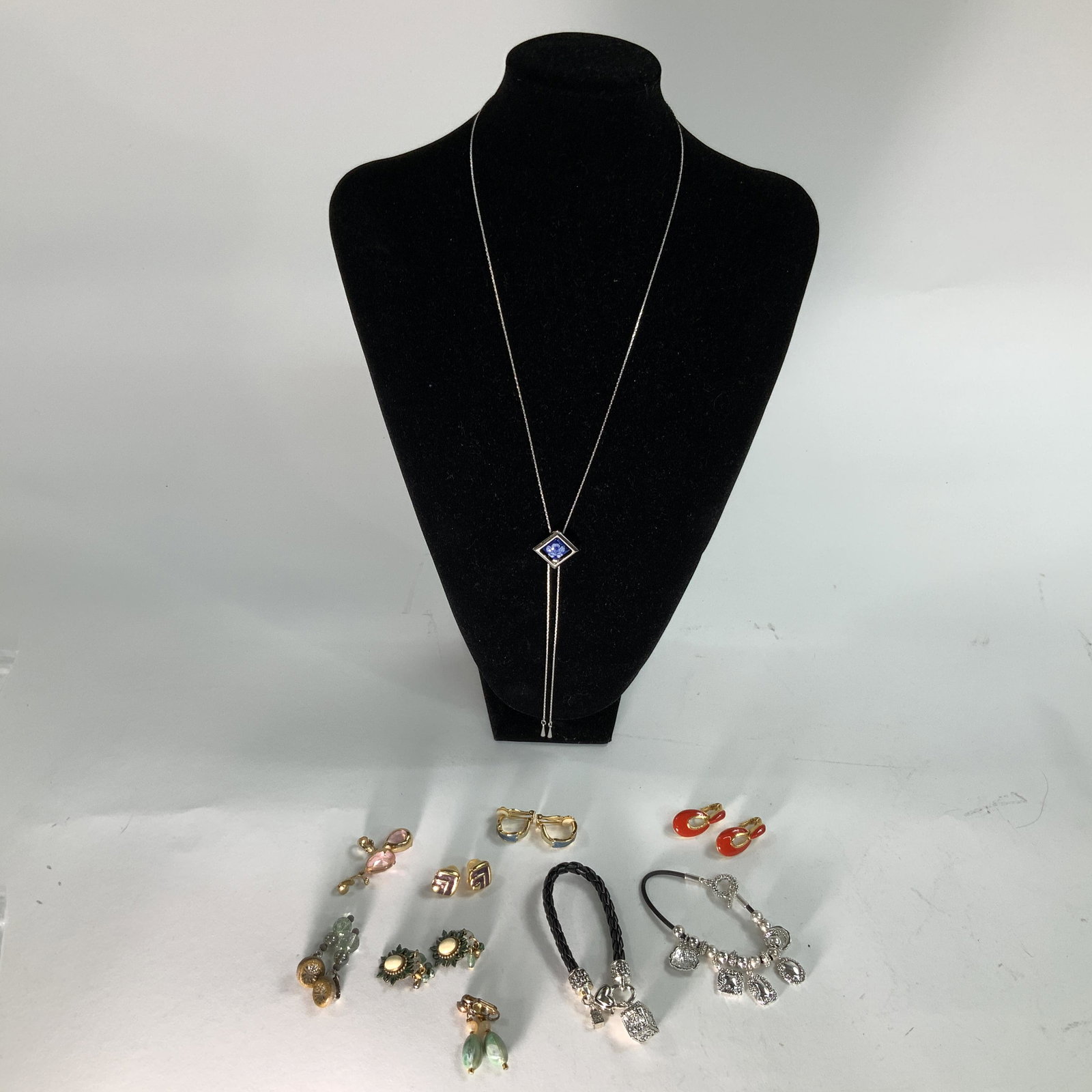 Lot of Necklace, Bracelets & Earrings: See pictures