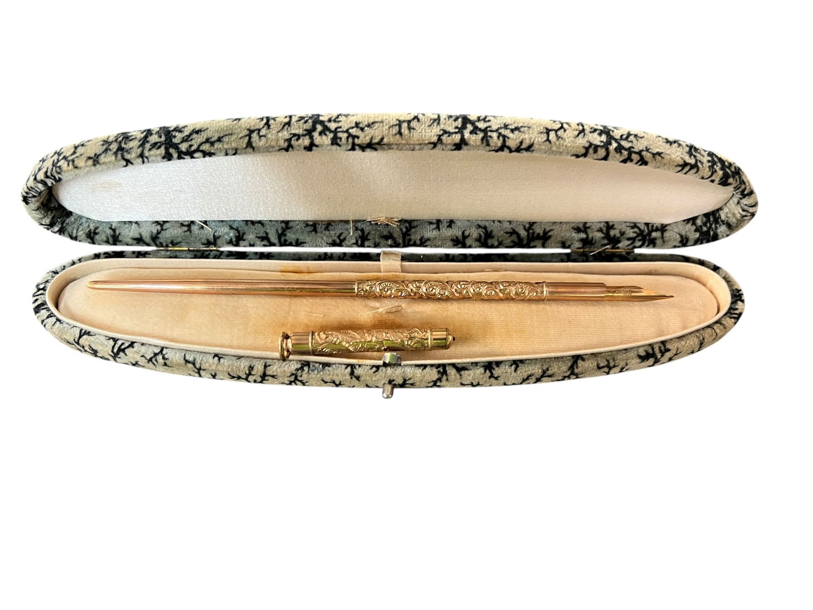 GP Fountain Pen and Pencil set: Lovely engraving, original box. Pencil has lead.