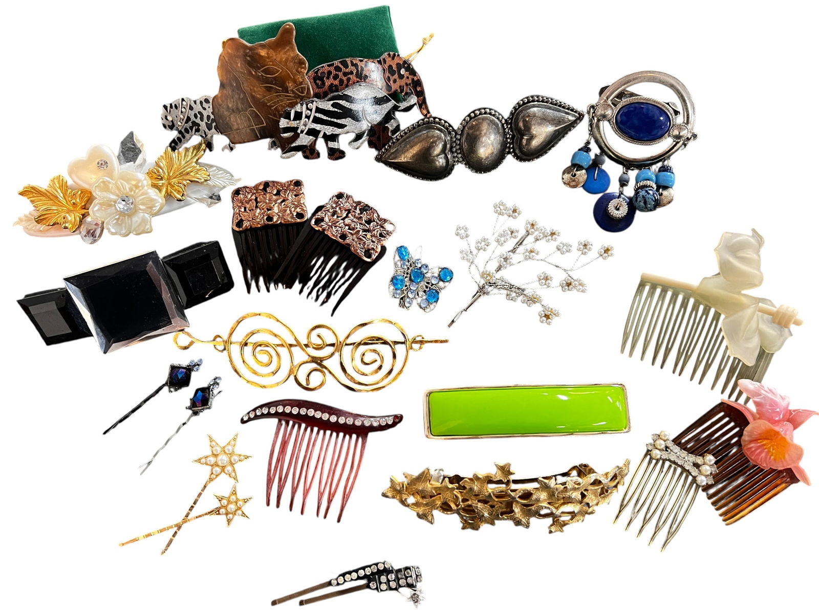 Vintage Hair Combs & Clips: Great collection of vintage hair clips and combs. Designs and materials vary, from silver plate and copper to rhinestone and plastic. 22 pieces in this lot. Please see photos for more information and