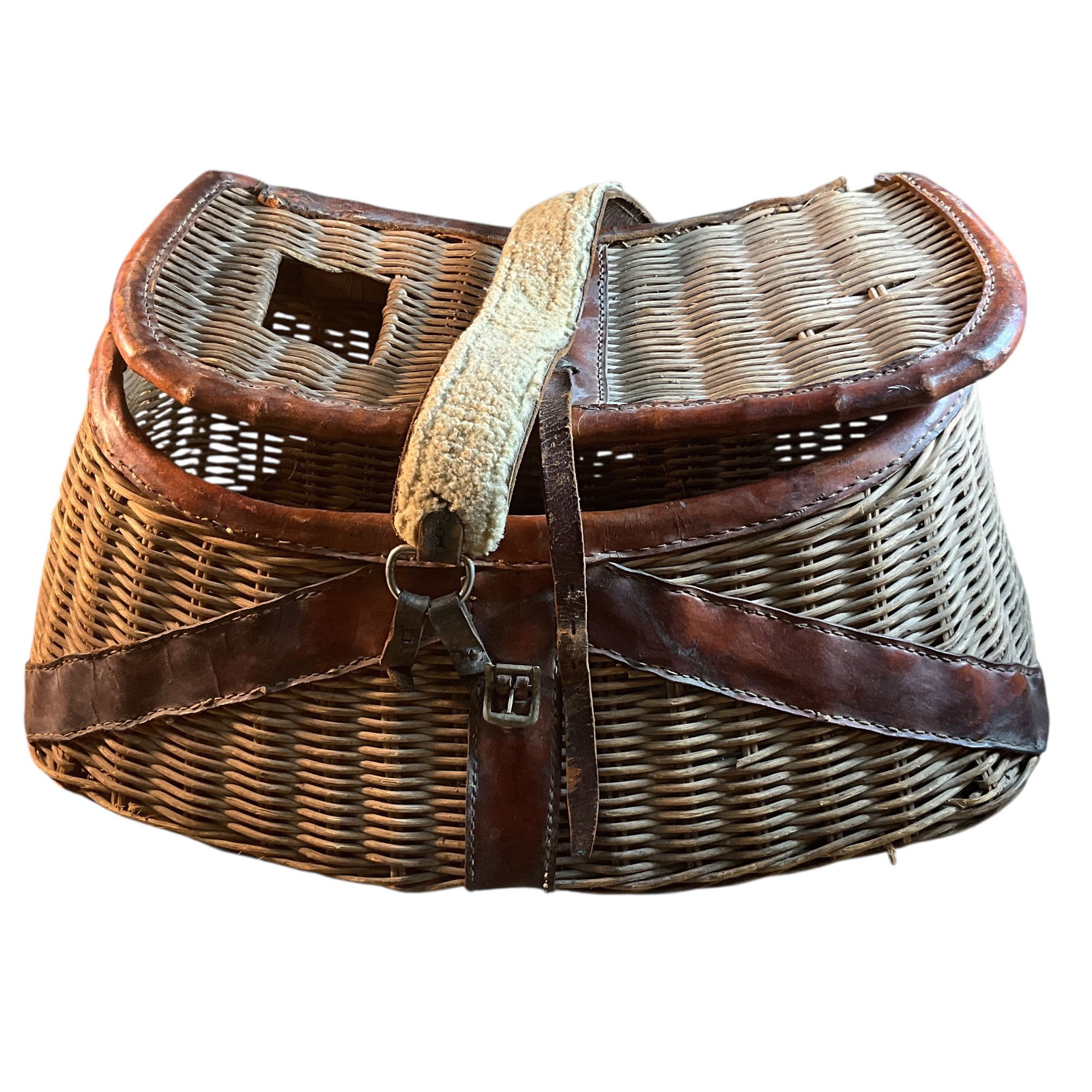 Large Wicker & Leather Fishing Creel: Large Wicker & Leather Fishing Creel. Vintage creel in fair condition, with broken strap and slight deterioration of the wicker.