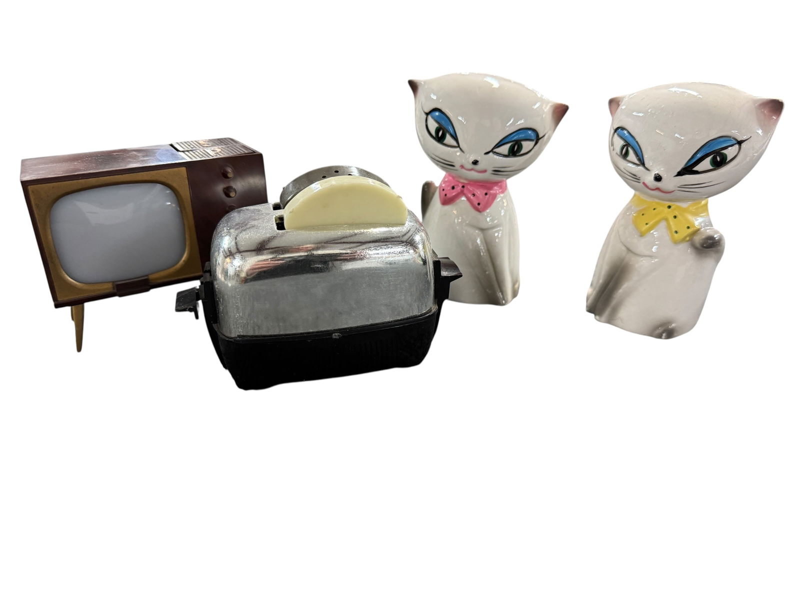 MCM Kitschy S&P: Set of 1950's Tislo Meow Cats S&P shakers, made in Japan. Also included: a MCM Television S&P and a vintage Toaster S&P set, both plastic.