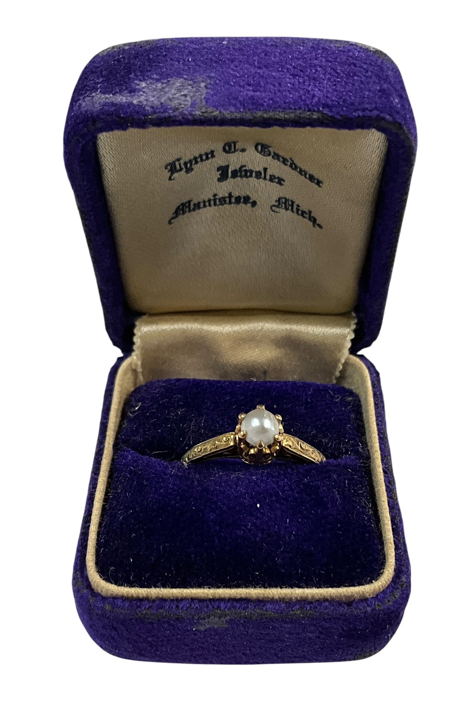10K Gold Vintage Pearl Ring with Engraved Band in Original Box (1 of 7)