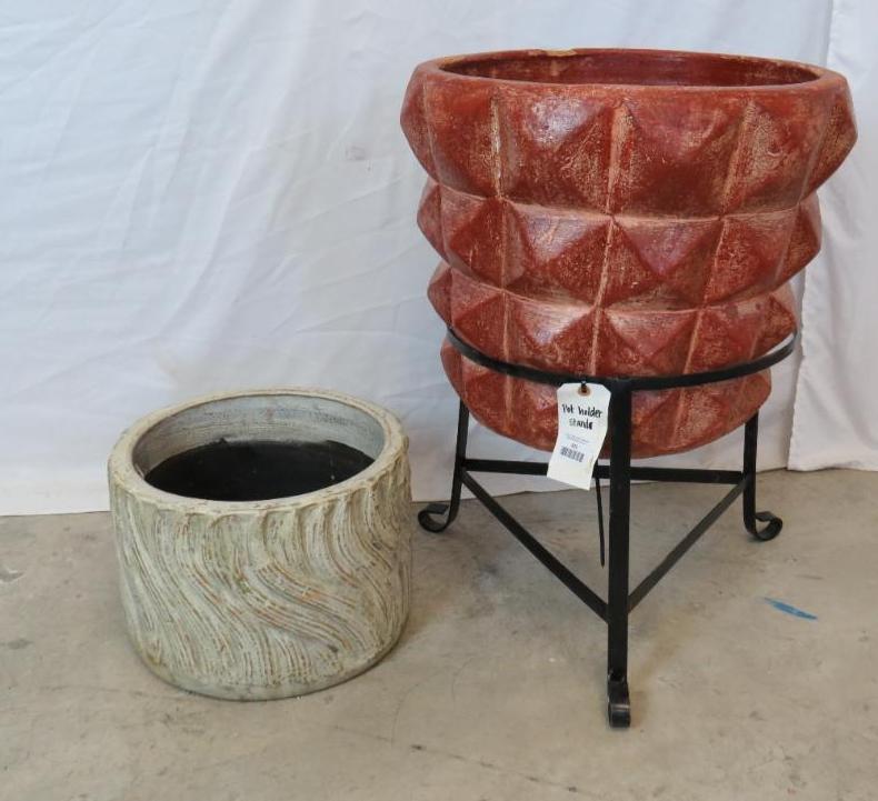 2 LARGE CLAY POTS, W/STAND (2x$) (1 of 3)