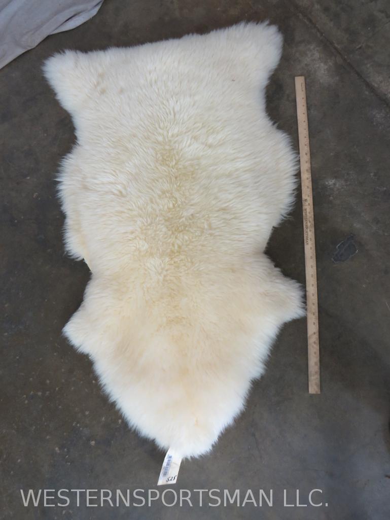 BRAND NEW SHEEP SKIN RUG  TAXIDERMY (1 of 2)