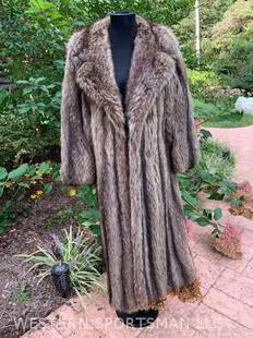 Striking, RACCOON FULL Length FUR Coat, Beautiful fur, and detail.. Med-Lg size.. Thorpe Furriers -: Striking, RACCOON FULL Length FUR Coat, Beautiful fur, and detail.. Med-Lg size.. Thorpe Furriers - non Taxidermy