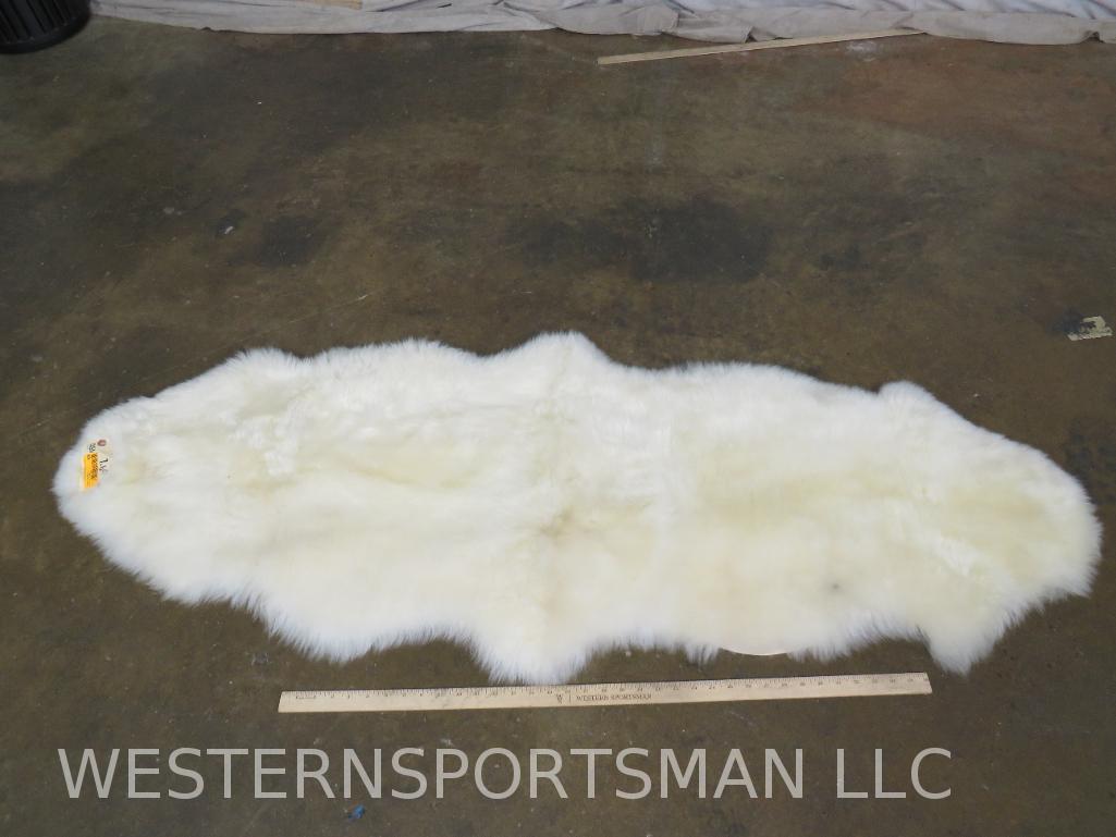 Really Nice Brand New Sheep Skin Rug  TAXIDERMY DECOR (1 of 2)