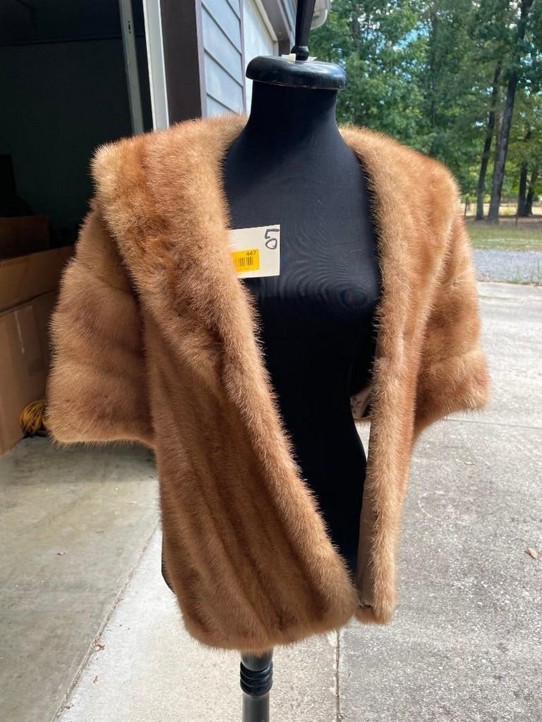 Beautiful, natural MINK shaw, or wrap, 24 inches long, 17 inch shoulders, taxidermy Decor: Beautiful, natural MINK shaw, or wrap, 24 inches long, 17 inch shoulders, taxidermy Decor