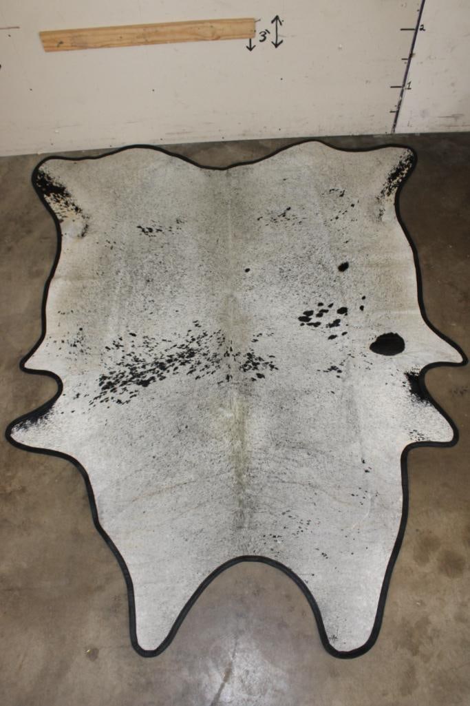 XL *Brand New* Salt and Pepper COWHIDE with Leather Piping and Carpet Backing: XL *Brand New* Salt and Pepper COWHIDE with Leather Piping and Anti-Slip Carpet Backing. It measures 97" Long x 79" Wide. TAXIDERMY