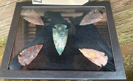 (5) ARROWHEAD Points in a Glass Display Case (ONE$): 10 Native American ARROWHEADS in a Glass Display Case. The Glass Case measures 8.25" Long x 6.25" Wide. The Arrowheads measure approximately 2" Long each. (ONE$) COLLECTIBLE NATIVE AMERICAN ARTIFACTS