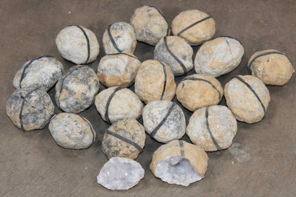 (20) QUARTZ CRYSTAL Geodes (ONE$) (1 of 5)