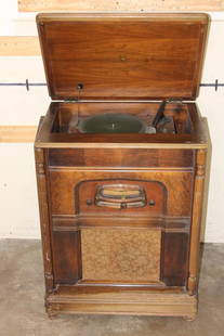 Original 1929 VICTOR Radio with Electrola Phonograph Model RE-45: Original 1929 VICTOR Talking Machine Company Radio with Electrola Phonograph Model RE-45. It lights up when plugged in. The turn table turns but appears to change speed. All tubes appear to be glowing