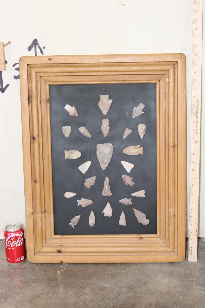 25 Prehistoric South Texas ARROWHEADS with Bandera Flint Arrow Points in a Glass and Wood Frame (1 of 7)